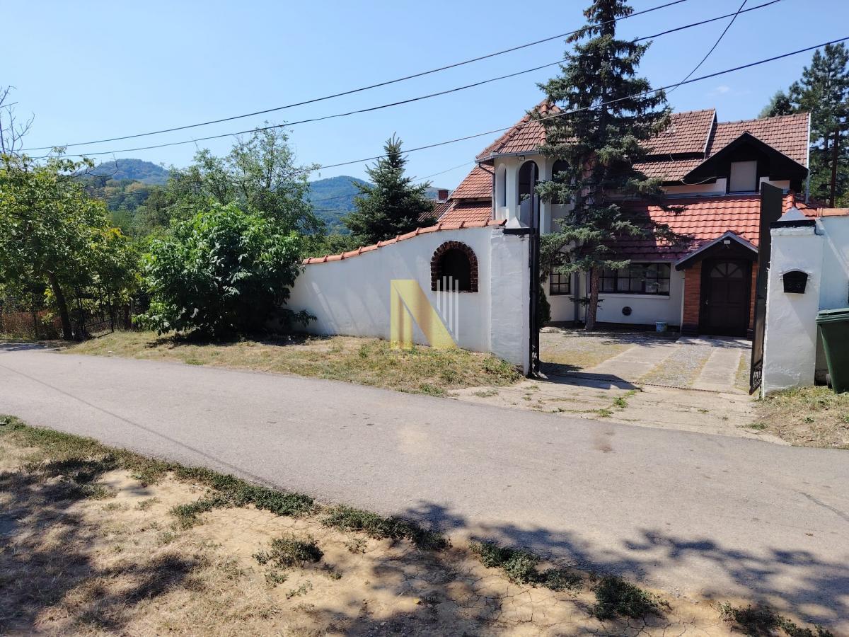 Fantastična vikend kuća sa bazenom i velikim placem u Ledincima