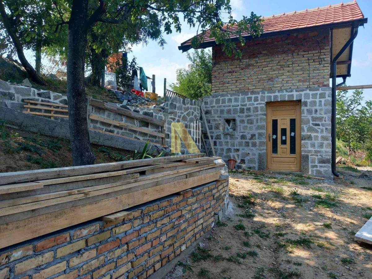 Sremski Karlovci, Banstol – vikendica za velikim placem sa koga se pruža fantastičan pogled na Dunav i Vojvidinu