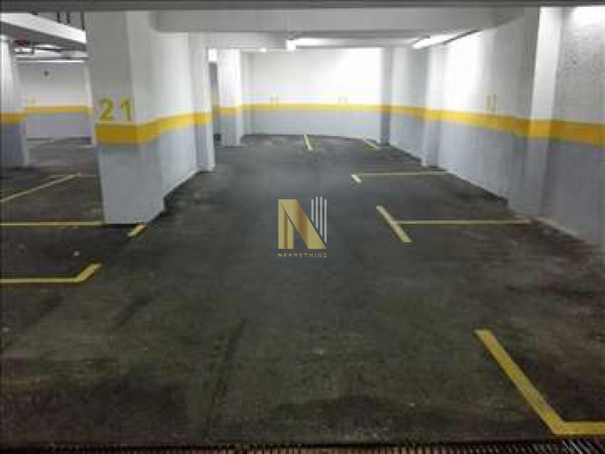 Garažno mesto u centru Novog Sada