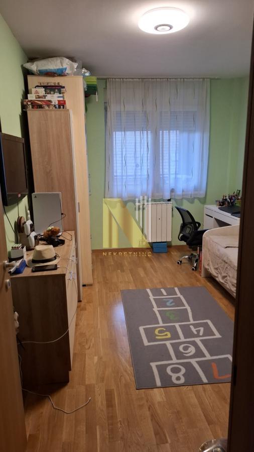 Stan u strogom centru grada u novijoj zgradi – odlična lokacija, parking ili garažno mesto uz doplatu