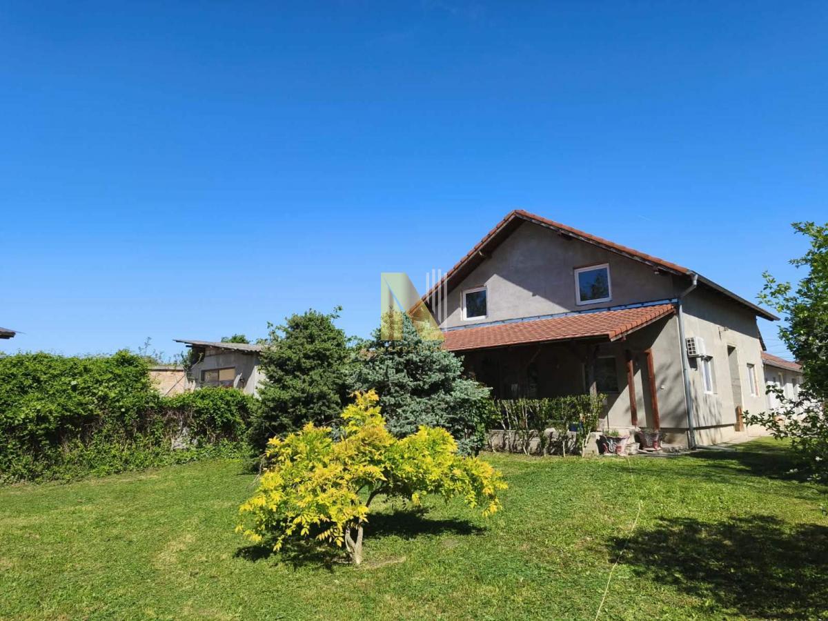 Kuća sa dve stambene jedinice i garažom za 3 vozila - Rumenka, 13ar