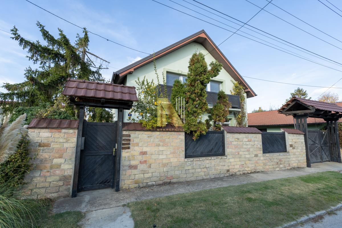Ekskluzivna prodaja - kuća u mirnom delu Salajke - Ustanička ulica