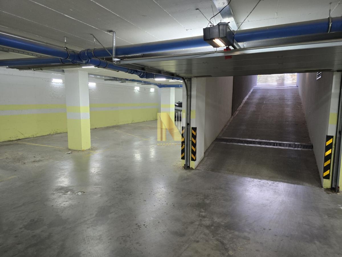 U ponudi dva garažna mesta - Tosltojeva ul.
