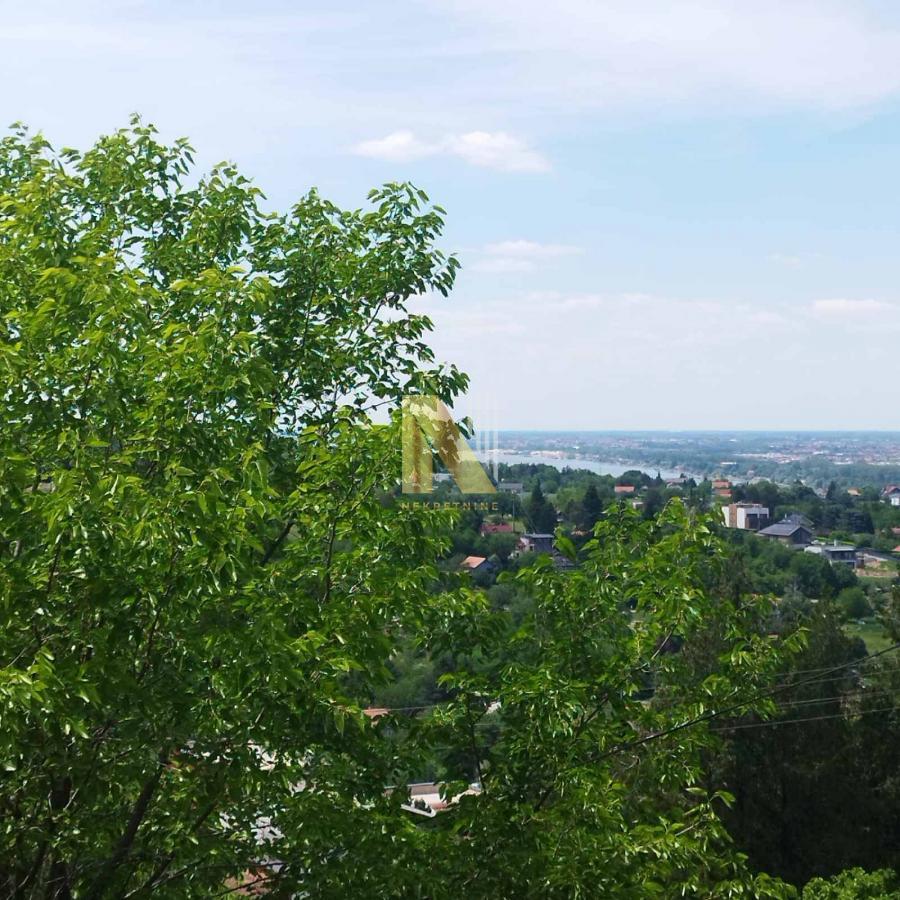 Vikendica na Čardaku sa panoramskim pogledom na placu od 1.000 m²