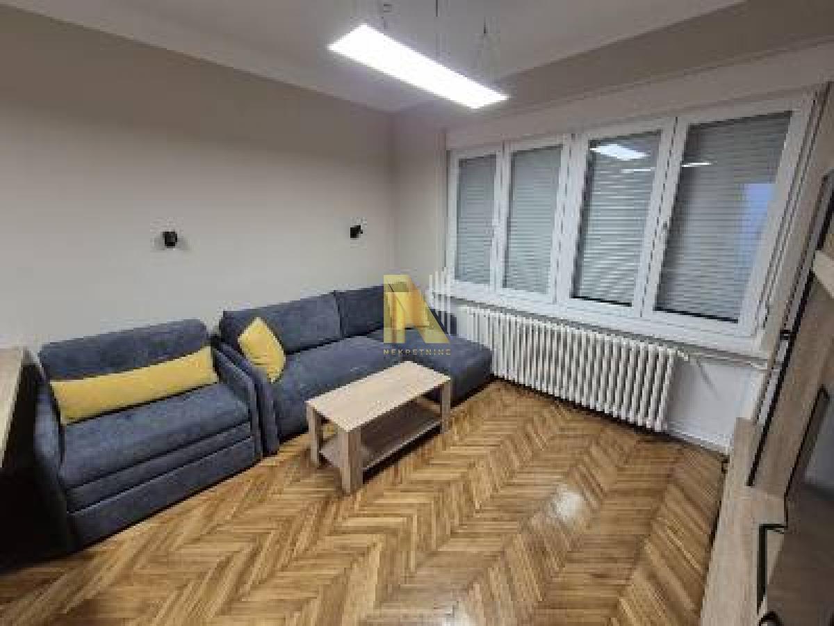 Kompletno renovirana i nameštena garsonjera, Centar