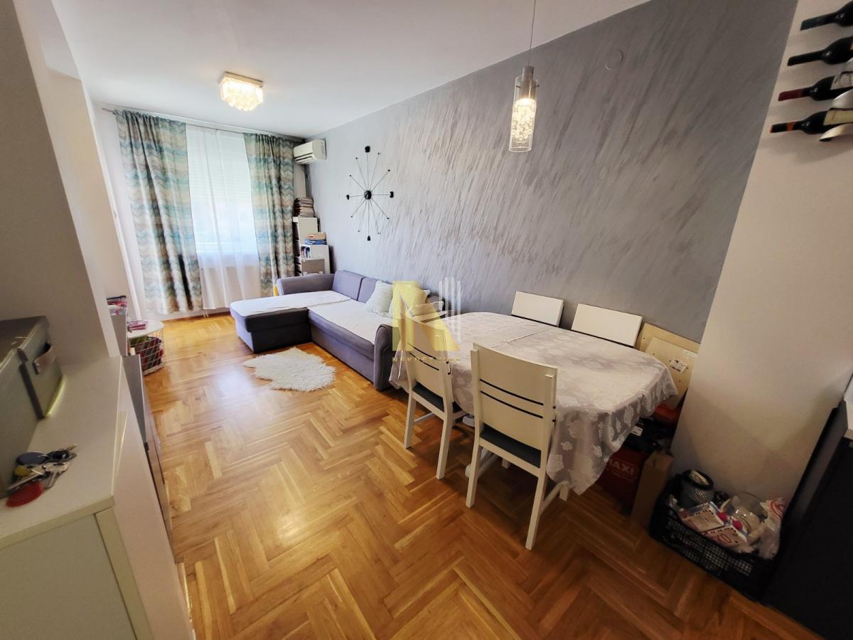 Kompletno renoviran i namešten dvosoban stan na traženoj lokaciji